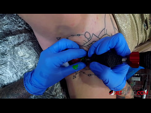 ❤️ Extremadamente tatuado hottie Sully Savage consiguió un tatuaje en su clítoris ❤️❌ Video de porno en es.yinshuabang.top ❌️❤️❤️❤️❤️❤️❤️❤️